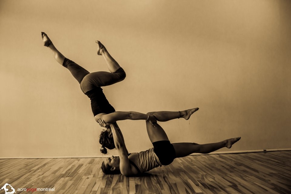 More duo yoga Acro yoga poses, Partner yoga poses, Yoga for beginners