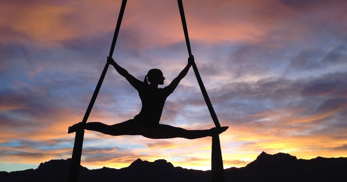 woman doing yoga 37351 rzd
